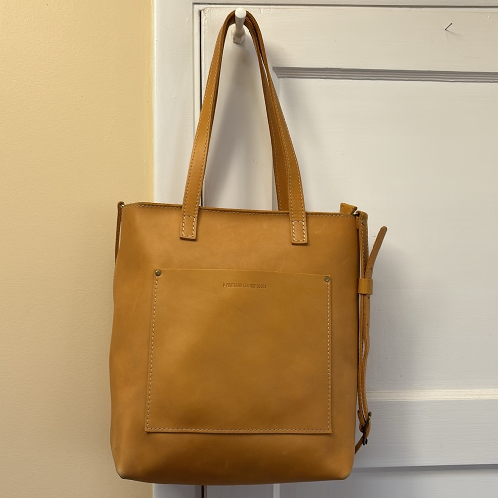 Portland Leather Crossbody Tote with Zipper Sunflower
Gently Used